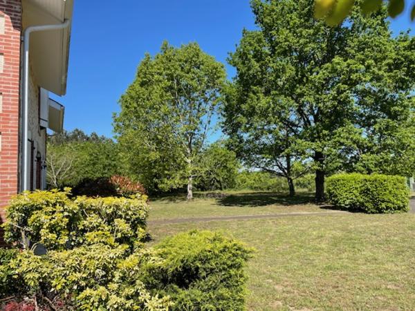 Ancien relais de chasse rénové de 237 m² avec piscine et grand garage sur terrain 3345 m²