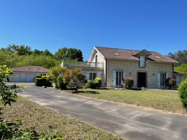 Ancien relais de chasse rénové de 237 m² avec piscine et grand garage sur terrain 3345 m²