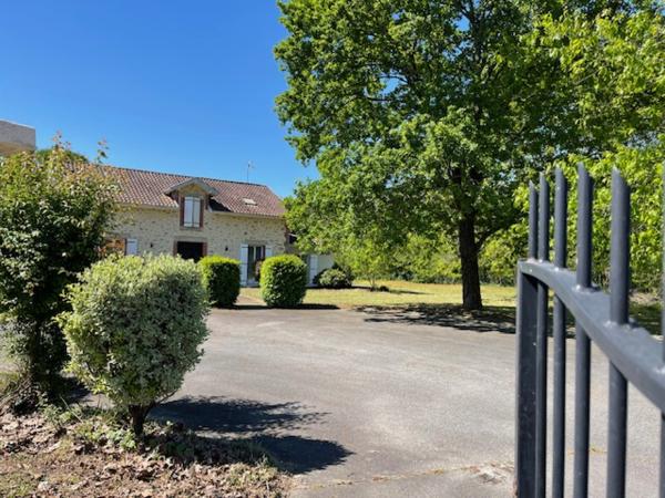 Ancien relais de chasse rénové de 237 m² avec piscine et grand garage sur terrain 3345 m²