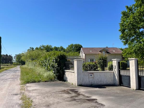 Ancien relais de chasse rénové de 237 m² avec piscine et grand garage sur terrain 3345 m²