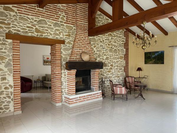 Ancien relais de chasse rénové de 237 m² avec piscine et grand garage sur terrain 3345 m²