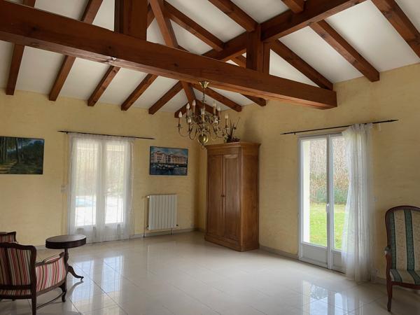 Ancien relais de chasse rénové de 237 m² avec piscine et grand garage sur terrain 3345 m²