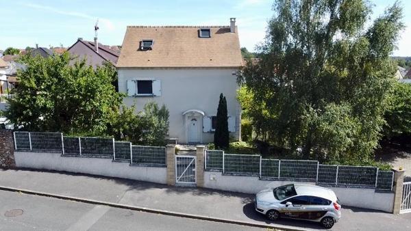 Montlhéry (91310) MONTLHERY - MAISON FAMILIALE TYPE F7 - 177 M HABITABLES - 865 M2 JARDIN - SOUS-SOL TOTAL