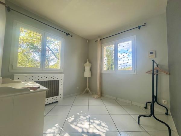 Montlhéry (91310) MONTLHERY - MAISON FAMILIALE TYPE F7 - 177 M HABITABLES - 865 M2 JARDIN - SOUS-SOL TOTAL