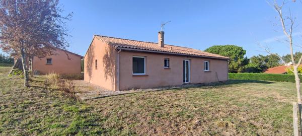 Maison T4 de plein pied de 102 m² avec jardin et garages vous Attend à SAINT NAUPHARY !