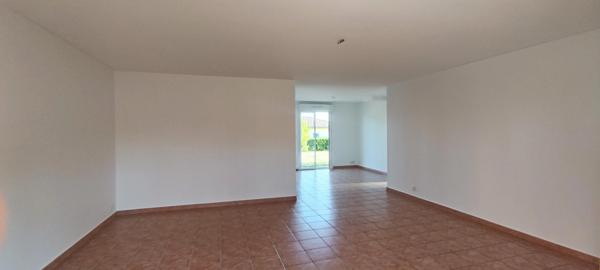 Maison T4 de plein pied de 102 m² avec jardin et garages vous Attend à SAINT NAUPHARY !