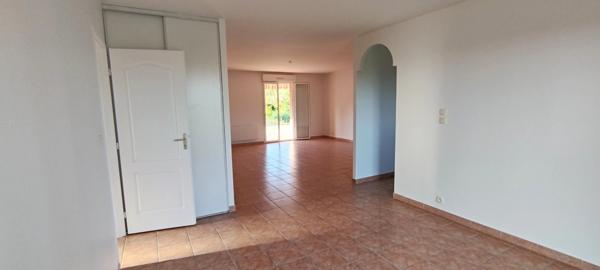 Maison T4 de plein pied de 102 m² avec jardin et garages vous Attend à SAINT NAUPHARY !