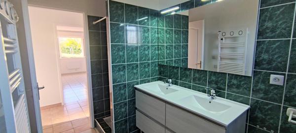 Maison T4 de plein pied de 102 m² avec jardin et garages vous Attend à SAINT NAUPHARY !