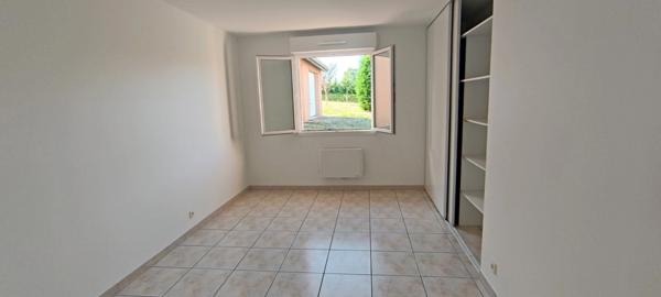 Maison T4 de plein pied de 102 m² avec jardin et garages vous Attend à SAINT NAUPHARY !