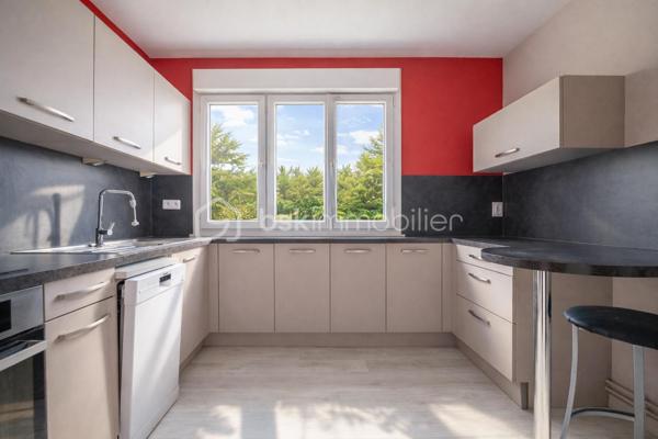À VENDRE -APPARTEMENT T3 de 68 m².
- Secteur Les MAILLETS
- IMMEUBLE AVEC ISOLATION DE 2024
- STATIONNEMENT

Situé au premier étage d'un immeuble de neuf étages, cet appartement offre une superficie de 68 m². 
L'appartement se compose de trois pièces, dont deux chambres.
Le séjour lumineux de 23,29 m² et convivial. La cuisine, séparée et entièrement équipée, vous permettra de préparer vos repas en toute sérénité.

Également, une salle d'eau moderne et fonctionnelle, un cellier pour plus de rangement.
Le chauffage est collectif et au gaz. TRES faible consommation. Un vrai plus grâce à l’isolation extérieur de l’immeuble refait en 2024. Inclus dans la vente, une cave et un emplacement de parking, un atout précieux en ville. 

L'immeuble est équipé d'un ascenseur, facilitant l'accès aux étages supérieurs.
Sa localisation :
À proximité, vous trouverez plusieurs supermarchés, dont Market et E.Leclerc, ainsi que des établissements scolaires; les commodités de santé ne sont pas en reste, avec des pharmacies accessibles à moins de 1 km.