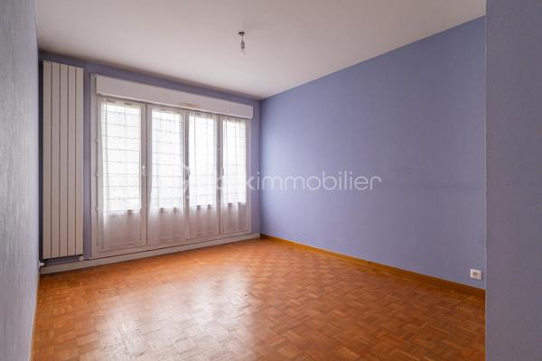 À VENDRE -APPARTEMENT T3 de 68 m².
- Secteur Les MAILLETS
- IMMEUBLE AVEC ISOLATION DE 2024
- STATIONNEMENT

Situé au premier étage d'un immeuble de neuf étages, cet appartement offre une superficie de 68 m². 
L'appartement se compose de trois pièces, dont deux chambres.
Le séjour lumineux de 23,29 m² et convivial. La cuisine, séparée et entièrement équipée, vous permettra de préparer vos repas en toute sérénité.

Également, une salle d'eau moderne et fonctionnelle, un cellier pour plus de rangement.
Le chauffage est collectif et au gaz. TRES faible consommation. Un vrai plus grâce à l’isolation extérieur de l’immeuble refait en 2024. Inclus dans la vente, une cave et un emplacement de parking, un atout précieux en ville. 

L'immeuble est équipé d'un ascenseur, facilitant l'accès aux étages supérieurs.
Sa localisation :
À proximité, vous trouverez plusieurs supermarchés, dont Market et E.Leclerc, ainsi que des établissements scolaires; les commodités de santé ne sont pas en reste, avec des pharmacies accessibles à moins de 1 km.