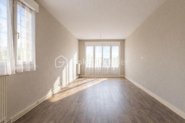 À VENDRE -APPARTEMENT T3 de 68 m².
- Secteur Les MAILLETS
- IMMEUBLE AVEC ISOLATION DE 2024
- STATIONNEMENT

Situé au premier étage d'un immeuble de neuf étages, cet appartement offre une superficie de 68 m². 
L'appartement se compose de trois pièces, dont deux chambres.
Le séjour lumineux de 23,29 m² et convivial. La cuisine, séparée et entièrement équipée, vous permettra de préparer vos repas en toute sérénité.

Également, une salle d'eau moderne et fonctionnelle, un cellier pour plus de rangement.
Le chauffage est collectif et au gaz. TRES faible consommation. Un vrai plus grâce à l’isolation extérieur de l’immeuble refait en 2024. Inclus dans la vente, une cave et un emplacement de parking, un atout précieux en ville. 

L'immeuble est équipé d'un ascenseur, facilitant l'accès aux étages supérieurs.
Sa localisation :
À proximité, vous trouverez plusieurs supermarchés, dont Market et E.Leclerc, ainsi que des établissements scolaires; les commodités de santé ne sont pas en reste, avec des pharmacies accessibles à moins de 1 km.