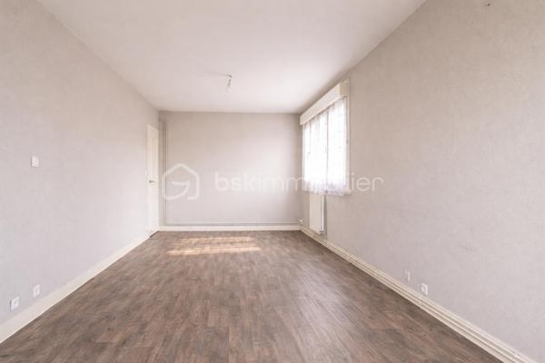 À VENDRE -APPARTEMENT T3 de 68 m².
- Secteur Les MAILLETS
- IMMEUBLE AVEC ISOLATION DE 2024
- STATIONNEMENT

Situé au premier étage d'un immeuble de neuf étages, cet appartement offre une superficie de 68 m². 
L'appartement se compose de trois pièces, dont deux chambres.
Le séjour lumineux de 23,29 m² et convivial. La cuisine, séparée et entièrement équipée, vous permettra de préparer vos repas en toute sérénité.

Également, une salle d'eau moderne et fonctionnelle, un cellier pour plus de rangement.
Le chauffage est collectif et au gaz. TRES faible consommation. Un vrai plus grâce à l’isolation extérieur de l’immeuble refait en 2024. Inclus dans la vente, une cave et un emplacement de parking, un atout précieux en ville. 

L'immeuble est équipé d'un ascenseur, facilitant l'accès aux étages supérieurs.
Sa localisation :
À proximité, vous trouverez plusieurs supermarchés, dont Market et E.Leclerc, ainsi que des établissements scolaires; les commodités de santé ne sont pas en reste, avec des pharmacies accessibles à moins de 1 km.