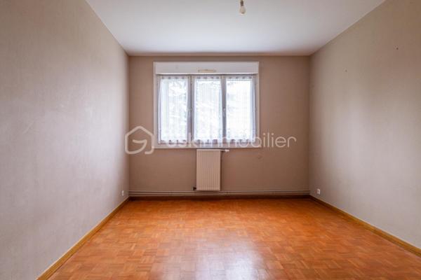 À VENDRE -APPARTEMENT T3 de 68 m².
- Secteur Les MAILLETS
- IMMEUBLE AVEC ISOLATION DE 2024
- STATIONNEMENT

Situé au premier étage d'un immeuble de neuf étages, cet appartement offre une superficie de 68 m². 
L'appartement se compose de trois pièces, dont deux chambres.
Le séjour lumineux de 23,29 m² et convivial. La cuisine, séparée et entièrement équipée, vous permettra de préparer vos repas en toute sérénité.

Également, une salle d'eau moderne et fonctionnelle, un cellier pour plus de rangement.
Le chauffage est collectif et au gaz. TRES faible consommation. Un vrai plus grâce à l’isolation extérieur de l’immeuble refait en 2024. Inclus dans la vente, une cave et un emplacement de parking, un atout précieux en ville. 

L'immeuble est équipé d'un ascenseur, facilitant l'accès aux étages supérieurs.
Sa localisation :
À proximité, vous trouverez plusieurs supermarchés, dont Market et E.Leclerc, ainsi que des établissements scolaires; les commodités de santé ne sont pas en reste, avec des pharmacies accessibles à moins de 1 km.