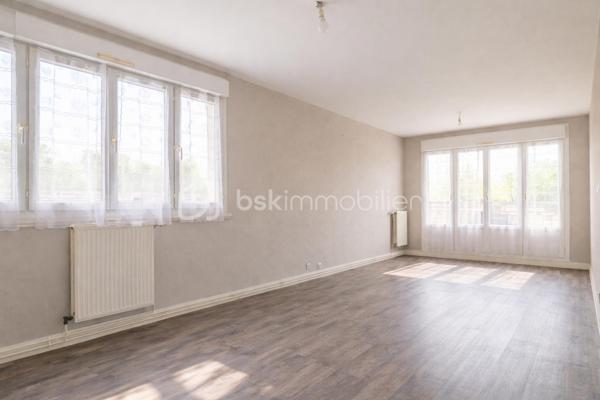 À VENDRE -APPARTEMENT T3 de 68 m².
- Secteur Les MAILLETS
- IMMEUBLE AVEC ISOLATION DE 2024
- STATIONNEMENT

Situé au premier étage d'un immeuble de neuf étages, cet appartement offre une superficie de 68 m². 
L'appartement se compose de trois pièces, dont deux chambres.
Le séjour lumineux de 23,29 m² et convivial. La cuisine, séparée et entièrement équipée, vous permettra de préparer vos repas en toute sérénité.

Également, une salle d'eau moderne et fonctionnelle, un cellier pour plus de rangement.
Le chauffage est collectif et au gaz. TRES faible consommation. Un vrai plus grâce à l’isolation extérieur de l’immeuble refait en 2024. Inclus dans la vente, une cave et un emplacement de parking, un atout précieux en ville. 

L'immeuble est équipé d'un ascenseur, facilitant l'accès aux étages supérieurs.
Sa localisation :
À proximité, vous trouverez plusieurs supermarchés, dont Market et E.Leclerc, ainsi que des établissements scolaires; les commodités de santé ne sont pas en reste, avec des pharmacies accessibles à moins de 1 km.