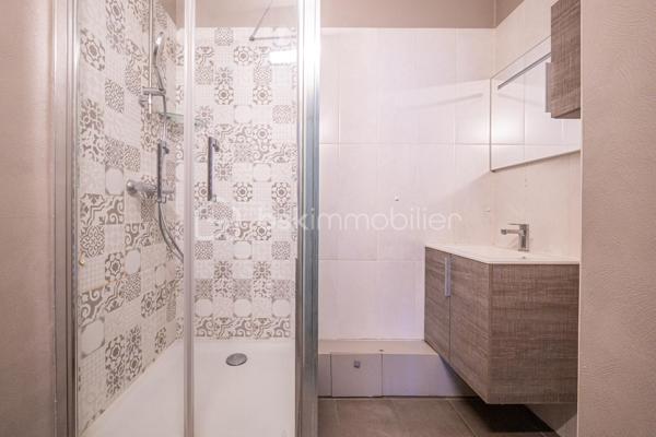 À VENDRE -APPARTEMENT T3 de 68 m².
- Secteur Les MAILLETS
- IMMEUBLE AVEC ISOLATION DE 2024
- STATIONNEMENT

Situé au premier étage d'un immeuble de neuf étages, cet appartement offre une superficie de 68 m². 
L'appartement se compose de trois pièces, dont deux chambres.
Le séjour lumineux de 23,29 m² et convivial. La cuisine, séparée et entièrement équipée, vous permettra de préparer vos repas en toute sérénité.

Également, une salle d'eau moderne et fonctionnelle, un cellier pour plus de rangement.
Le chauffage est collectif et au gaz. TRES faible consommation. Un vrai plus grâce à l’isolation extérieur de l’immeuble refait en 2024. Inclus dans la vente, une cave et un emplacement de parking, un atout précieux en ville. 

L'immeuble est équipé d'un ascenseur, facilitant l'accès aux étages supérieurs.
Sa localisation :
À proximité, vous trouverez plusieurs supermarchés, dont Market et E.Leclerc, ainsi que des établissements scolaires; les commodités de santé ne sont pas en reste, avec des pharmacies accessibles à moins de 1 km.