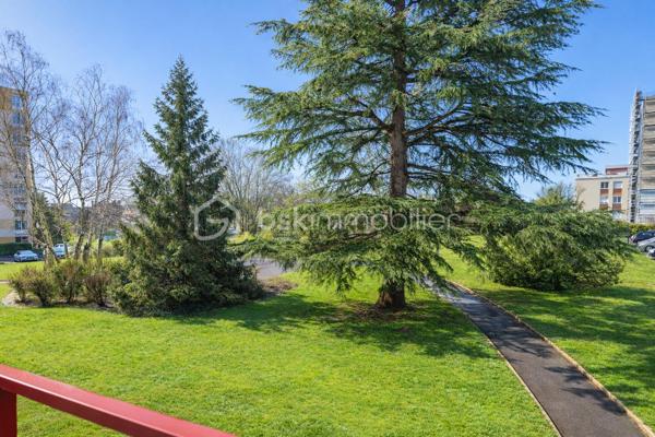 À VENDRE -APPARTEMENT T3 de 68 m².
- Secteur Les MAILLETS
- IMMEUBLE AVEC ISOLATION DE 2024
- STATIONNEMENT

Situé au premier étage d'un immeuble de neuf étages, cet appartement offre une superficie de 68 m². 
L'appartement se compose de trois pièces, dont deux chambres.
Le séjour lumineux de 23,29 m² et convivial. La cuisine, séparée et entièrement équipée, vous permettra de préparer vos repas en toute sérénité.

Également, une salle d'eau moderne et fonctionnelle, un cellier pour plus de rangement.
Le chauffage est collectif et au gaz. TRES faible consommation. Un vrai plus grâce à l’isolation extérieur de l’immeuble refait en 2024. Inclus dans la vente, une cave et un emplacement de parking, un atout précieux en ville. 

L'immeuble est équipé d'un ascenseur, facilitant l'accès aux étages supérieurs.
Sa localisation :
À proximité, vous trouverez plusieurs supermarchés, dont Market et E.Leclerc, ainsi que des établissements scolaires; les commodités de santé ne sont pas en reste, avec des pharmacies accessibles à moins de 1 km.