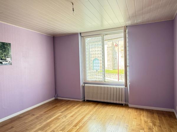 Maison de village, 300m², 10 chambres avec dépendances sur 3489m² de terrain 178 000 €