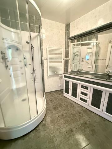 Maison de village, 300m², 10 chambres avec dépendances sur 3489m² de terrain 178 000 €