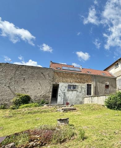 Maison de village, 300m², 10 chambres avec dépendances sur 3489m² de terrain 178 000 €