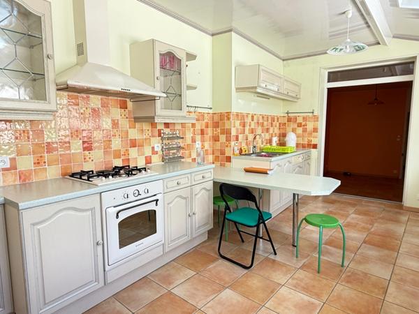 Maison de village, 300m², 10 chambres avec dépendances sur 3489m² de terrain 178 000 €