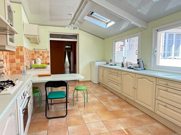 Maison de village, 300m², 10 chambres avec dépendances sur 3489m² de terrain 178 000 €