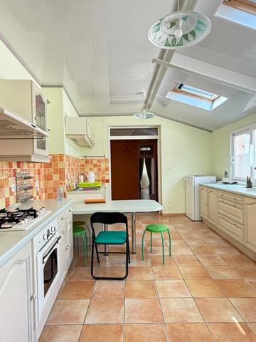 Maison de village, 300m², 10 chambres avec dépendances sur 3489m² de terrain 178 000 €