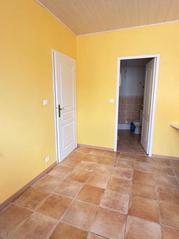 Maison de village, 300m², 10 chambres avec dépendances sur 3489m² de terrain 178 000 €