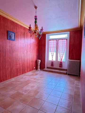 Maison de village, 300m², 10 chambres avec dépendances sur 3489m² de terrain 178 000 €