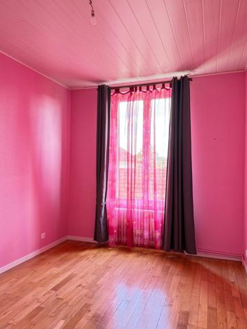 Maison de village, 300m², 10 chambres avec dépendances sur 3489m² de terrain 178 000 €