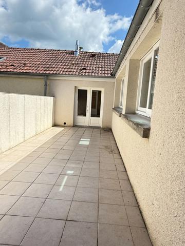 Maison de village, 300m², 10 chambres avec dépendances sur 3489m² de terrain 178 000 €