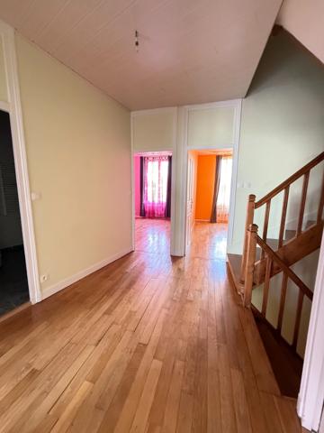 Maison de village, 300m², 10 chambres avec dépendances sur 3489m² de terrain 178 000 €