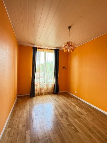 Maison de village, 300m², 10 chambres avec dépendances sur 3489m² de terrain 178 000 €