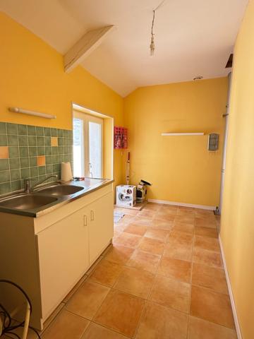 Maison de village, 300m², 10 chambres avec dépendances sur 3489m² de terrain 178 000 €
