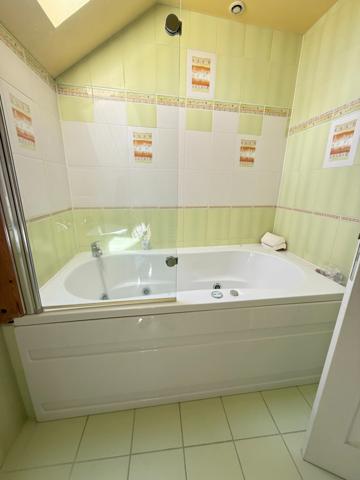 Maison de village, 300m², 10 chambres avec dépendances sur 3489m² de terrain 178 000 €