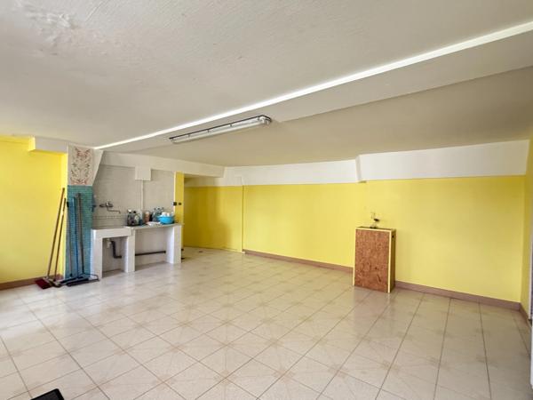 Maison de village, 300m², 10 chambres avec dépendances sur 3489m² de terrain 178 000 €