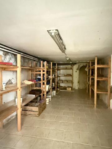 Maison de village, 300m², 10 chambres avec dépendances sur 3489m² de terrain 178 000 €