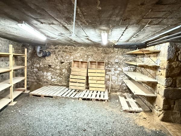 Maison de village, 300m², 10 chambres avec dépendances sur 3489m² de terrain 178 000 €