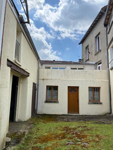 Maison de village, 300m², 10 chambres avec dépendances sur 3489m² de terrain 178 000 €