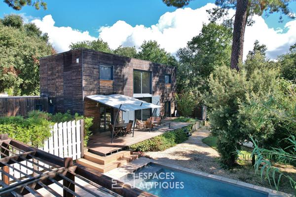 Villa contemporaine en bois aux lignes épurées, avec piscine