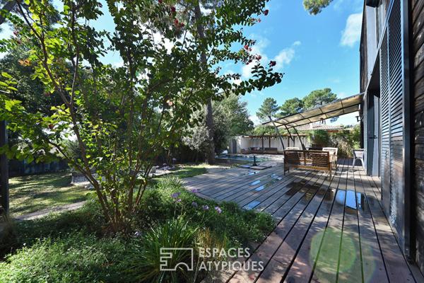 Villa contemporaine en bois aux lignes épurées, avec piscine