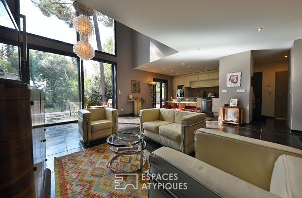 Villa contemporaine en bois aux lignes épurées, avec piscine