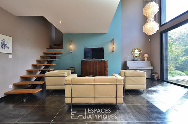 Villa contemporaine en bois aux lignes épurées, avec piscine