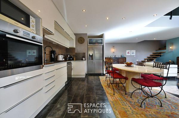 Villa contemporaine en bois aux lignes épurées, avec piscine