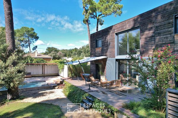 Villa contemporaine en bois aux lignes épurées, avec piscine