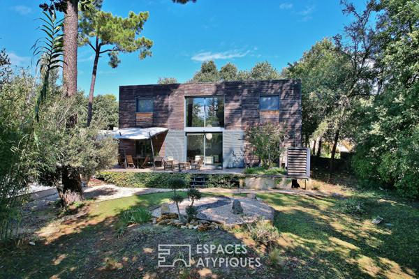 Villa contemporaine en bois aux lignes épurées, avec piscine