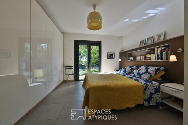 Villa contemporaine en bois aux lignes épurées, avec piscine