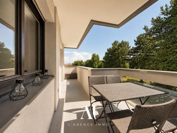 Appartement T3 de 99 m2 entièrement rénové et design avec une pièce de vie de 59 m2 , double balcon filant, garage, cave et parking privé, 01170 GEX