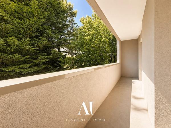 Appartement T3 de 99 m2 entièrement rénové et design avec une pièce de vie de 59 m2 , double balcon filant, garage, cave et parking privé, 01170 GEX