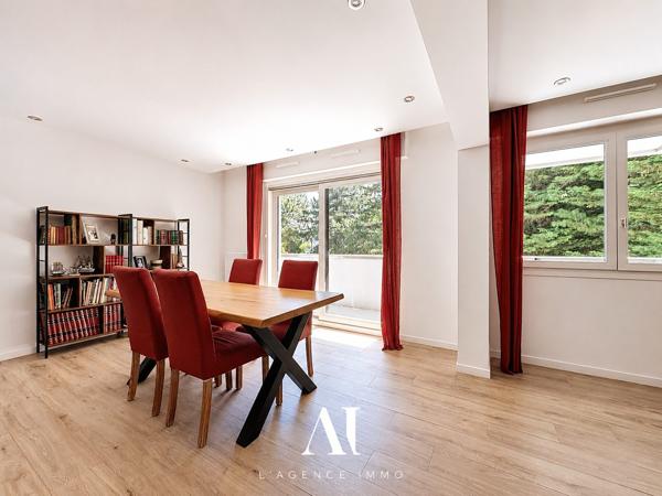 Appartement T3 de 99 m2 entièrement rénové et design avec une pièce de vie de 59 m2 , double balcon filant, garage, cave et parking privé, 01170 GEX